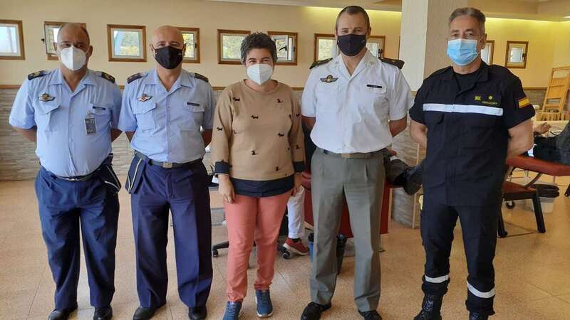 El suboficial mayor Mariano, el teniente coronel Santos, el comandante Santos y el comandante Gregory, con la responsable de Comunicación del ICHH / TA